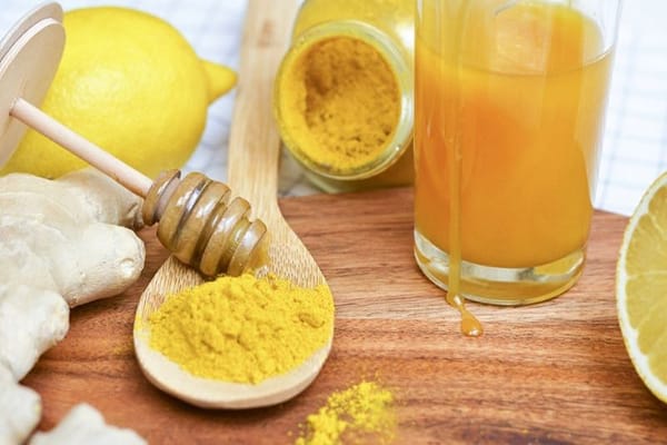 Làm trắng da cổ và gáy bằng bột nghệ và chanh