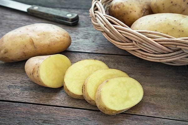 Cải thiện sắc tố da cổ và gáy nhờ khoai tây
